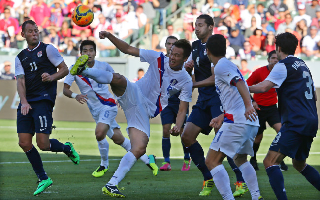 Korea striker Kim Shin-wook attempts a shot on goal against the U.S. on Saturday. (Yonhap)