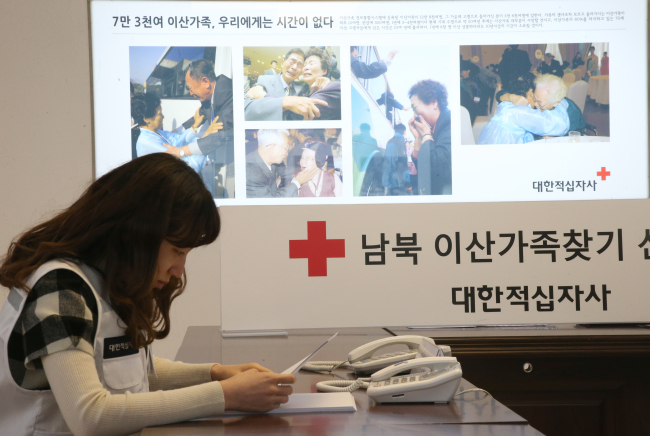 A Red Cross official receives registrations from those who wish to reunite with their family members in North Korea at the Korean Red Cross headquarters in central Seoul on Monday. (Yonhap)