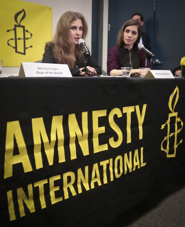 Pussy Riot members Maria Alekhina (left) and Nadezhda Tolokonnikova hold a news conference at Amnesty International’s New York headquarters Tuesday. (AP-Yonhap)