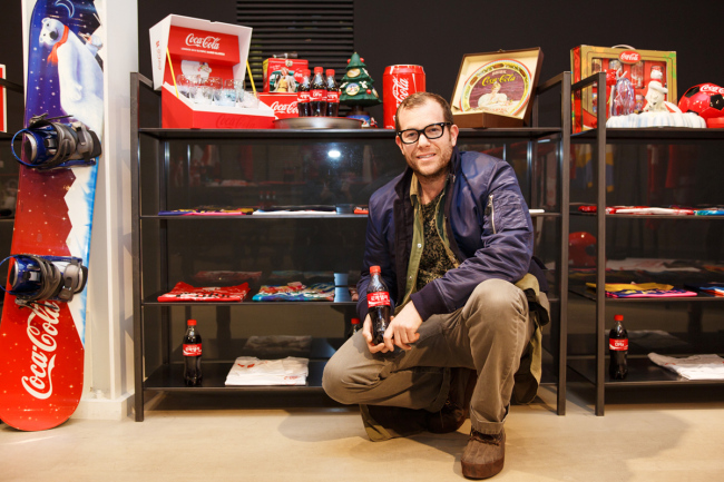 Designer Dr. Romanelli poses with his “Coca-Cola by DRX” collection at the Kasina fashion store in southern Seoul on Friday. The designer, famous for reconstructing vintage items into new artwork, released a range of garments, ornaments and accessories inspired by the Coca-Cola logo. (Coca-Cola Korea)