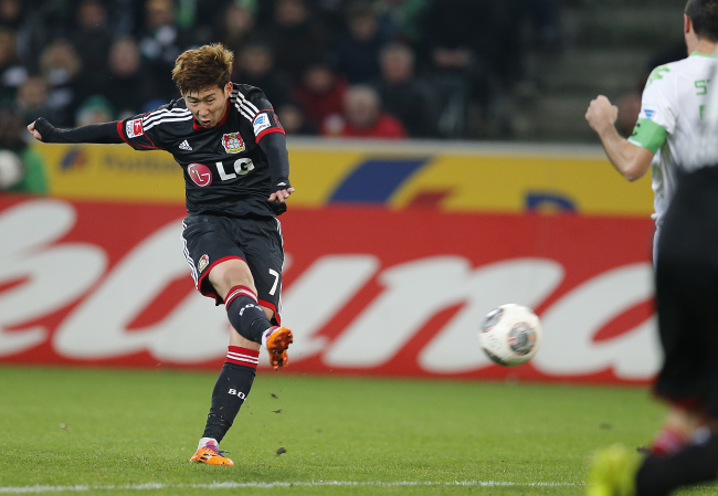 Bayer Leverkusen’s Son Heung-min scores against Borussia Moenchengladbach on Friday. Leverkusen won 1-0.(AP-Yonhap)