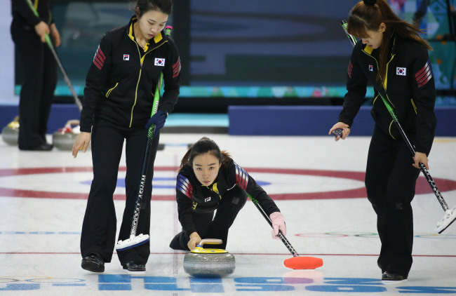 Korea's national curling team members undergo training at a gym during the Sochi Olympic Games on Saturday. (Yonhap)