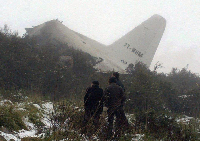 A picture taken with a mobile phone shows the wreckage of an C-130 Hercules aircraft after it crashed into Mount Fertas in the Oum El Bouaghi region, about 500 km from the Algerian capital Algiers, on Feb. 11.(AFP-Yonhap)