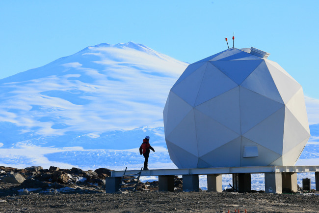 A researcher examines a satellite tracking dome at Jang Bogo Station, the country’s second research base in the Antarctic on Wednesday. (Yonhap)