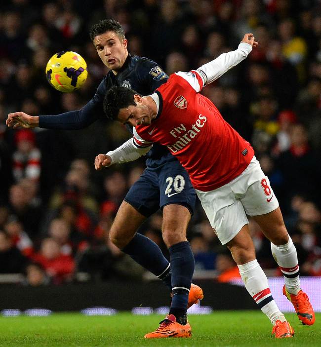 Man United’s Robin van Persie (left) and Arsenal’s Mikel Arteta vie for the ball on Wednesday.  (AFP-Yonhap)