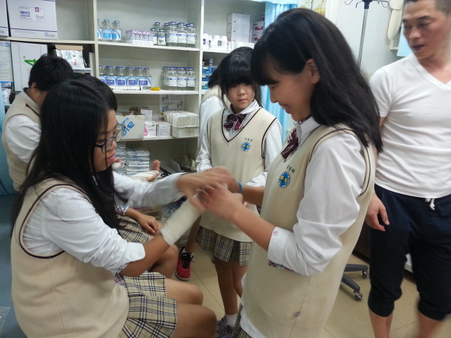 Students at Singil Middle School participate in a work experience program as part of the free-learning semester project. (Singil Middle School)