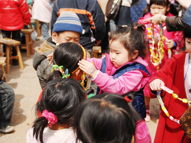 Children participate in a “Learn to Share” program in Shandong province, China, in 2010. (YBM)