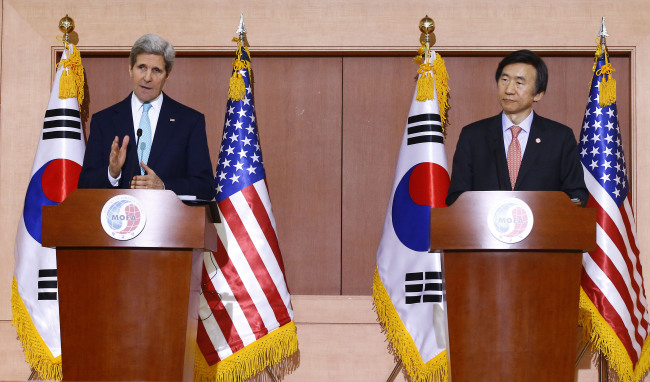 U.S. Secretary of State John Kerry (left) and South Korean Foreign Minister Yun Byung-se hold a joint press conference after holding talks at the Foerign Ministry in Seoul on Thursday. (Joint Press Corp.)