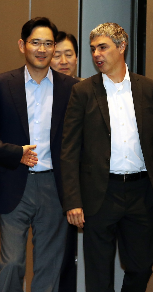 Samsung Electronics vice chairman Lee Jay-yong (left) is with Google cofounder Larry Page in a 2013 file photo.