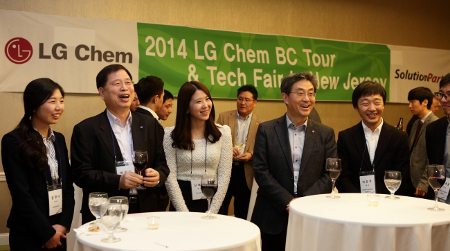 LG Chem CEO Park Jin-soo (second from left) speaks to job candidates from top U.S. universities during the company’s “Business and Campus Tour & Tech Fair,” a global talent acquisition event, held at a Marriott Hotel in New Jersey, U.S., Saturday. (LG Chem)