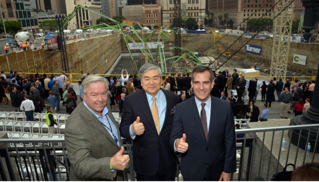 (From left) AC Martin Partners CEO Chris Martin, Hanjin Group chairman Cho Yang-ho and Los Angeles Mayor Eric Garcetti pose at the reconstruction site of the Wilshire Grand Hotel in Los Angeles on Saturday.(Kim Myung-sub/The Korea Herald)