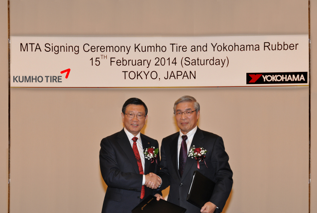 Kumho Asiana Group chairman Park Sam-koo (left) and Yokohama Rubber chairman Tadanobu Nagumo shake hands after the two tire makers agreed to a strategic alliance in Tokyo on Saturday. Kumho Tires