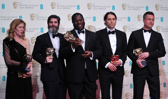 From left: U.S. producer Dede Gardner, U.S. producer Jeremy Kleiner, British director Steve McQueen, Producer Anthony Katagas and U.S. actor Brad Pitt pose with their awards for best film for “12 Years A Slave” at the BAFTA British Academy Film Awards at the Royal Opera House in London on Sunday. (AFP-Yonhap)