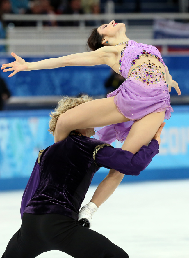 Meryl Davis and Charlie White perform during the ice dance event on Monday. (UPI-Yonhap)