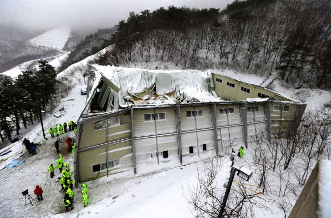 지붕이 붕괴된 경주 마우나 리조트체육관 사고 현장. (연합)