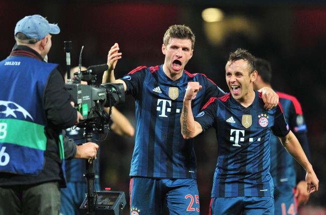 Bayern’s Rafinha (right) and Thomas Mueller celebrate their victory. (AFP-Yonhap)