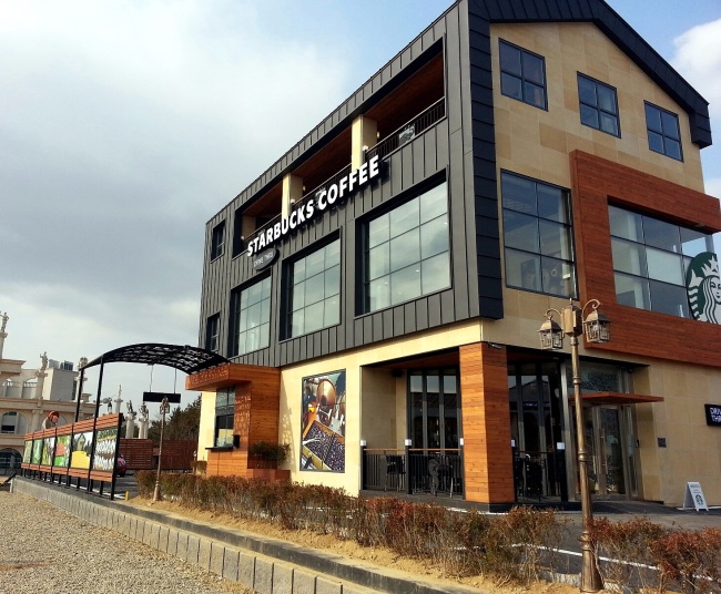 Starbucks Korea’s Gyeongju Bomun Lake drive-thru branch in Gyeongju, North Gyeongsang Province, is becoming a new tourist attraction for the region, having drawn 20,000 customers since it opened a month ago. (Starbucks Korea)