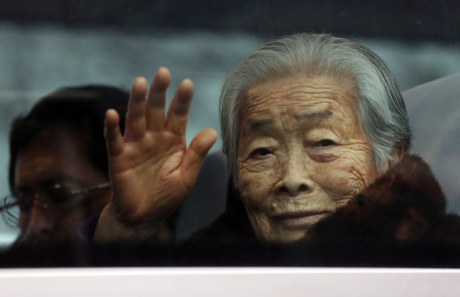 Kim Sung-yoon, 96, waves as she departs from a resort in Sokcho, Gangwon Province, for Mount Geumgangsan in North Korea for the reunion of separated families on Thursday. (Yonhap)