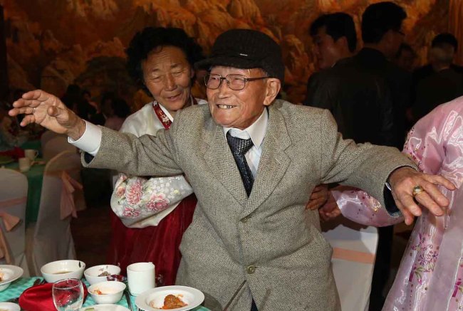 Ryu Yeong-sik, 91, dances for joy after meeting his nephew Ryu Ok-seon during the family reunion at Mount Geumgangsan resort on Thursday. (Joint Press Corps)