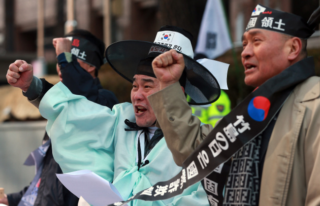 Korean activists hold a rally in front of the Japanese Embassy in Seoul on Friday, a day before Japan marks Takeshima Day to stress its claim to the Korean islets of Dokdo. (Yonhap)