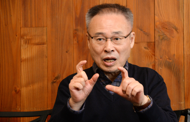 Lee In-sik, the head of the think tank Convergence Institute, explains the significance of an economy based on “blue technology.” (Ahn Hoon/The Korea Herald)