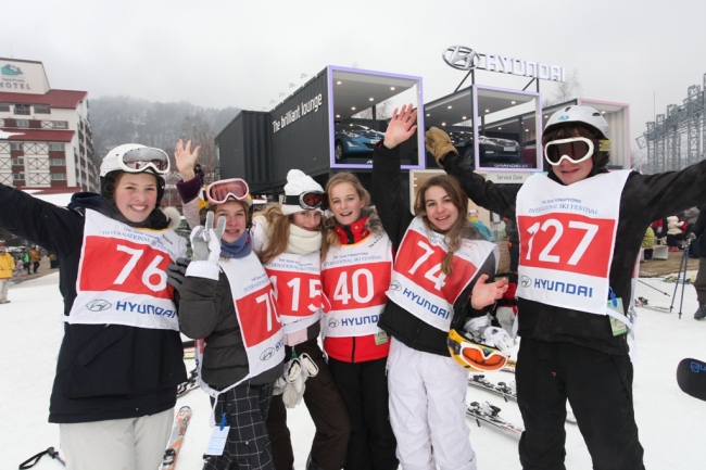 Participants of the 32nd Yongpyong International Ski Festival pose at the Yongpyong Resort in Gangwon Province on Sunday. Hyundai has sponsored the skiing competition for foreign nationals here for four straight years.(Hyundai Motor)