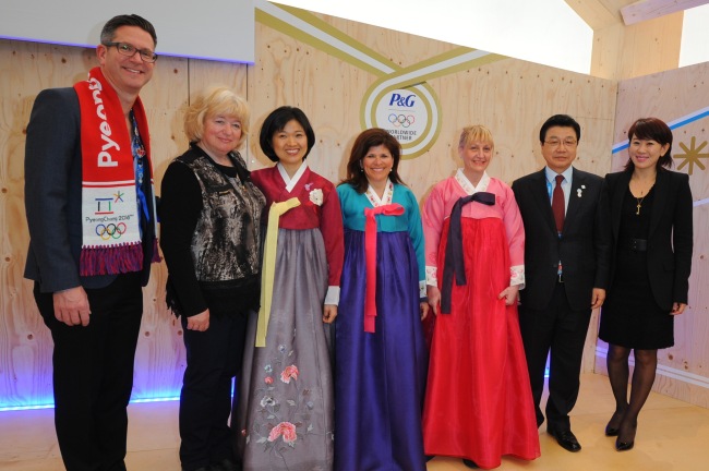 P&G Korea executives including CEO Lee Sue-kyung (right) and global design chief Phil Duncan (left) pose with the mothers of national team athletes and members of the PyeongChang Winter Olympics organizing committee, led by chairman Kim Jin-sun (second from right), for Korea Pyongchang Day held on the sidelines of the Sochi Olympics on Feb. 22. P&G Korea was a sponsor of the event. (P&G Korea)