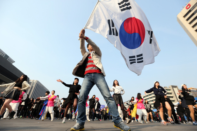 South Koreans stage a performance as part of their rally to call on Japan to scrap its annual celebration of Takeshima Day and bring more public attention to preserving Korea’s sovereignty over its easternmost islets of Dokdo, at Gwanghwamun Plaza in Seoul on Saturday. (Yonhap)