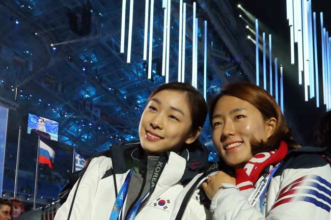 Figure skater Kim Yu-na (left) and speed skater Lee Sang-hwa take part in the closing ceremony on Sunday. (Yonhap)