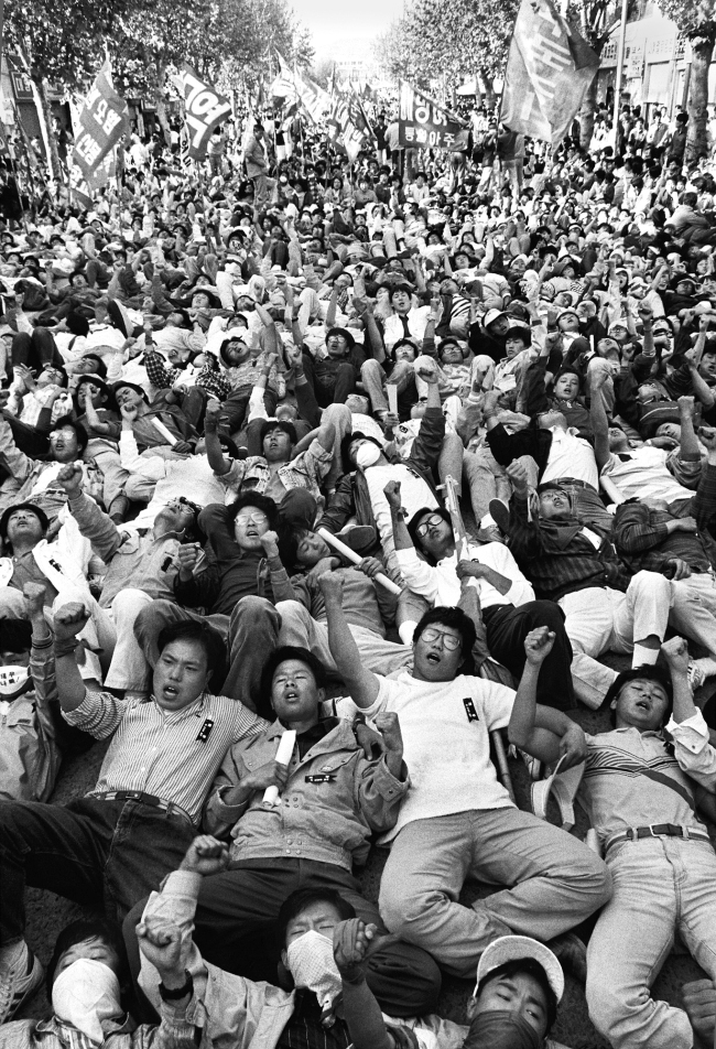 전남대 앞에서 시위하고 있는 학생들, 1989(사진예술)