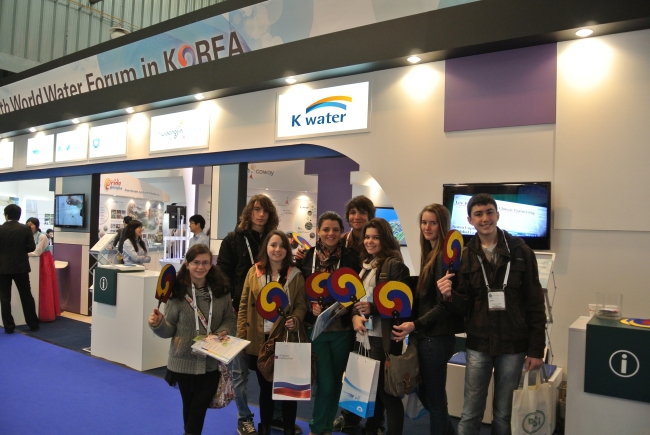 Visitors pose at the Korean booth during the 2012 World Water Forum in Marseille, France. (K-water)