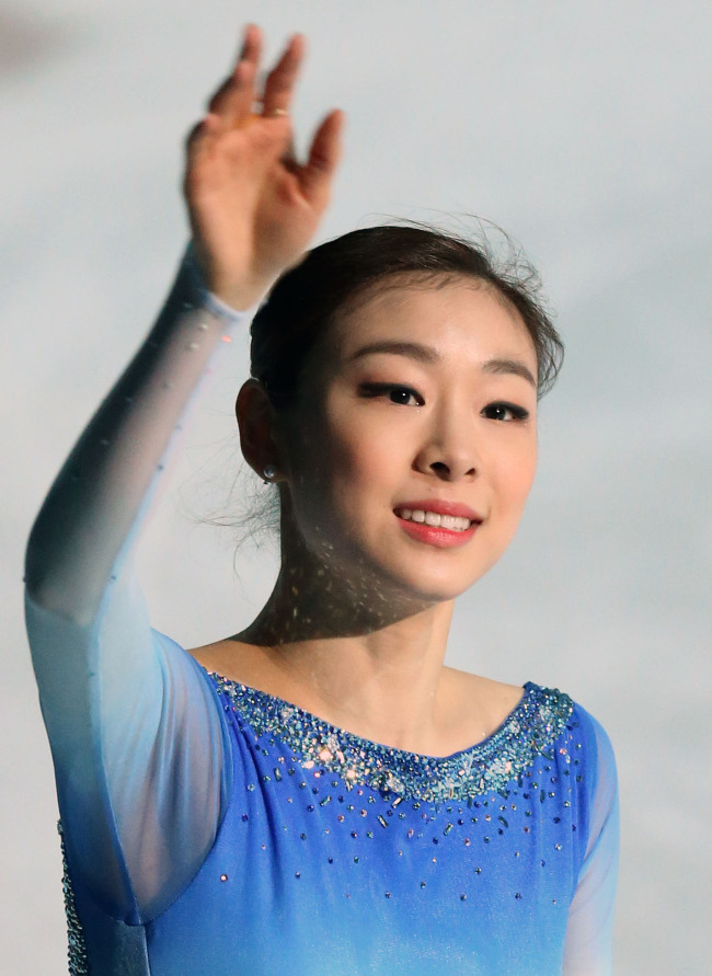 '피겨여왕' 김연아가 23일 오전(한국시간) 러시아 소치 아이스버그 스케이팅 팰리스에서 열린 2014 소치 동계올림픽 피겨스케이팅 갈라쇼를 마치고 손을 흔들며 작별인사를 하고 있다. (연합)