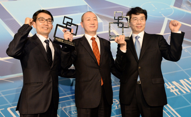 KT Corp. executives including Oh Sung-mok (center), head of the network department, pose with their awards for their contribution to LTE and for best mobile technology at the GSMA Mobile World Congress 2014 mobile award ceremony in Barcelona, Spain, Tuesday. (MWC press corps)