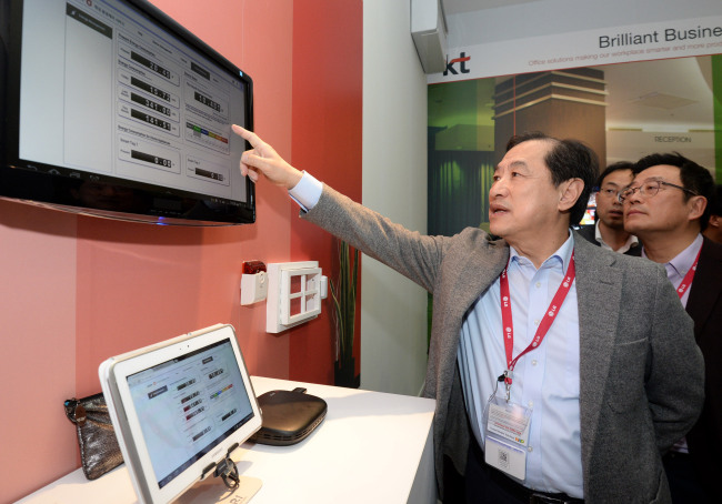 LG Uplus CEO Lee Sang-chul visits the booth of KT, Korea’s second-largest telecommunications firm, at the Mobile World Congress 2014 in Barcelona on Tuesday. (LG Uplus)