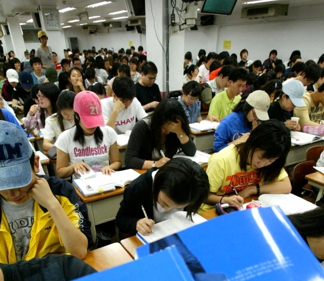 Students attend an English-language class in Seoul. (The Korea Herald)