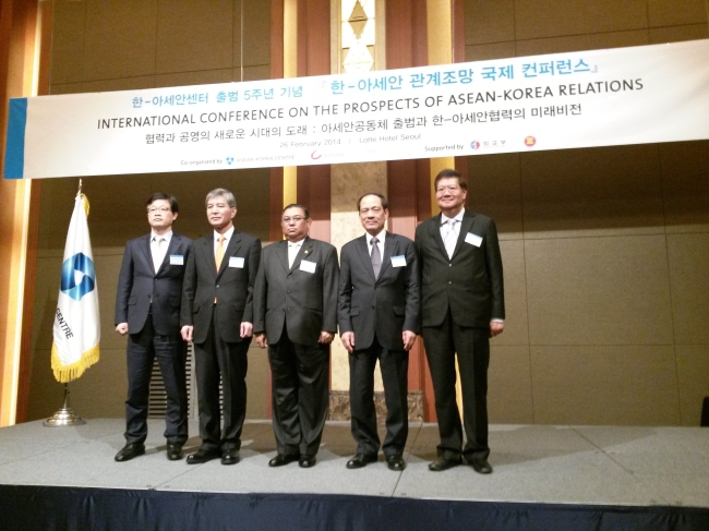 Chung Hae-moon (second from left), secretary-general of the ASEAN-Korea Center and Le Luong Minh (second from right), secretary-general of ASEAN, pose with key leaders at the International Conference on the Prospects of ASEAN-Korea Relations in Seoul on Tuesday.(Philip Iglauer/The Korea Herald)