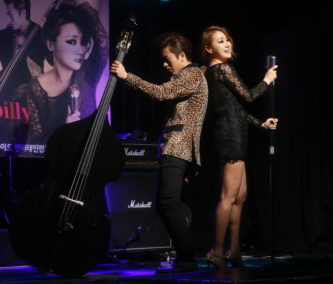 Musican Roy from the band Rocktigers (left), and rock singer So Chan-whee perform during a showcase of So’s new album “Neo Rockabilly Season” in Seogyo-dong, Seoul, Monday. (Yonhap)