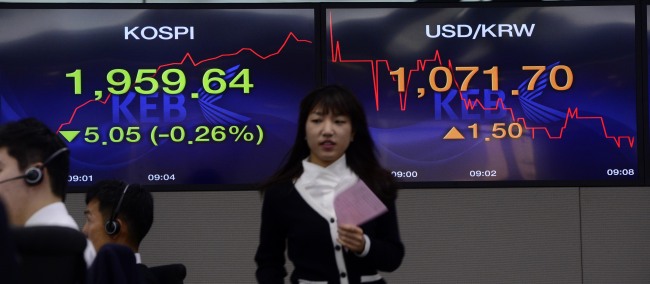 Electronic boards show Seoul stock prices Tuesday morning amid global financial jitters from growing tensions over Ukraine. South Korean stocks closed 0.54 percent down. (Park Hae-mook/The Korea Herald)