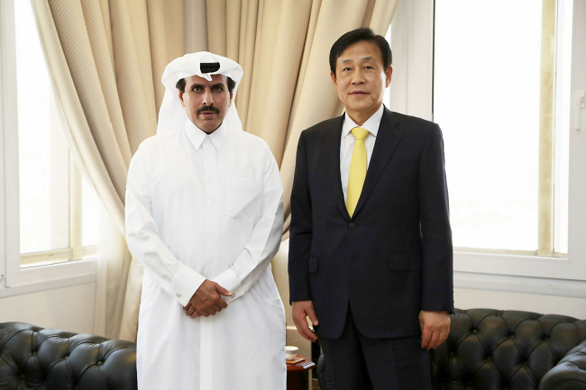 Korea’s Hana Financial Group chairman Kim Jung-tai (right) poses with Qatar Central Bank Gov. Abdullah Bin Saud Al-Thani after talks about market information exchanges and cooperation at the governor’s office in Doha in late January. (Hana Financial)