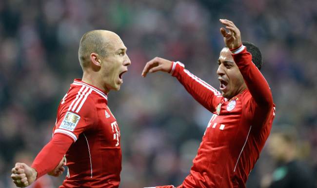 Bayern Munich’s Arjen Robben (left) and teammate Thiago Alcantara celebrate a goal last weekend. ( AFP-Yonhap)