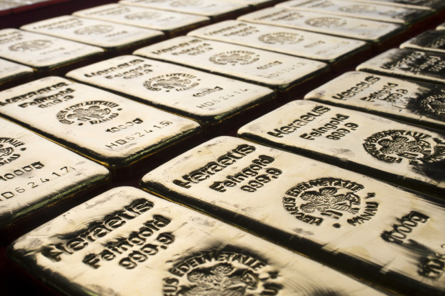 Gold bars are arranged for a photograph in Hong Kong. (Bloomberg)