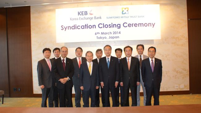 Korea Exchange Bank president Yun Yong-ro (front row, second from left) and Japan’s SuMi Trust Bank president Hitoshi Tsunekage (front row, third from left) pose at a ceremony in Tokyo on Thursday. The two banks agreed to offer a joint loan to a high-end office building purchasing project in London. (KEB)