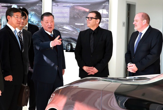 Hyundai Motor Group chairman Chung Mong-koo (third from right) and the group’s design chief Peter Schreyer (second from right) check out new concept vehicles at the carmaker’s European design headquarters in Ruesselsheim, Germany, Wednesday. (Hyundai Motor)