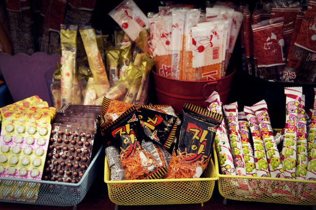 A collection of junk foods that were popular in Korea during the 1980s and 1990s (Miss Lee Cafe)