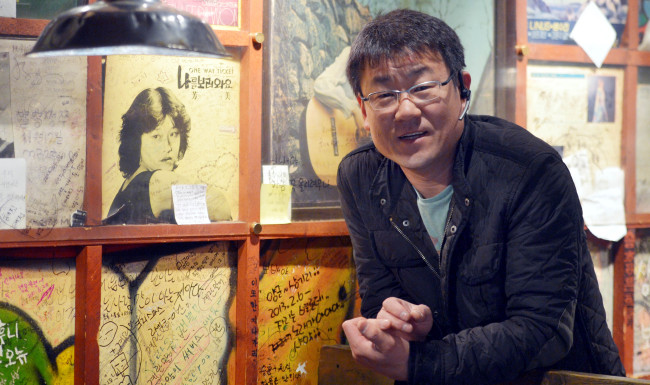 Kim Jin-ho, CEO of Bamgwa Eumaksai, a retro-themed bar-club, poses during a recent interview with The Korea Herald at one of its branches in Hongdae, a district in Seoul known for arts, music and entertainment. (Kim Myung-sub/The Korea Herald)
