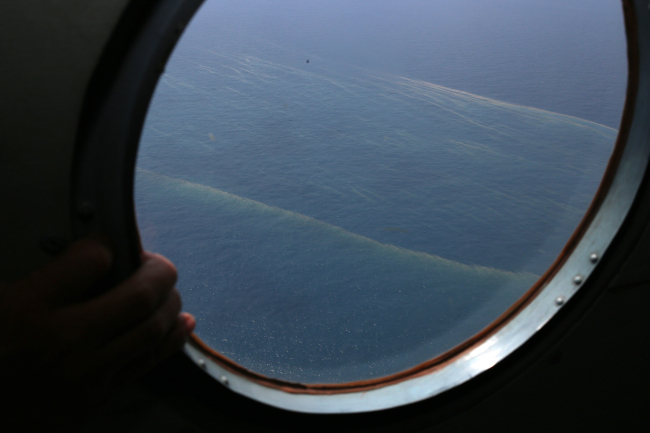 Photo shows an aerial view of an oil slick seen from a Vietnamese military helicopter at the search area for the missing Malaysian Airlines flight about 300 kilometers southwest of Ca Mau Cape, Vietnam. (Xinhua-yonhap)