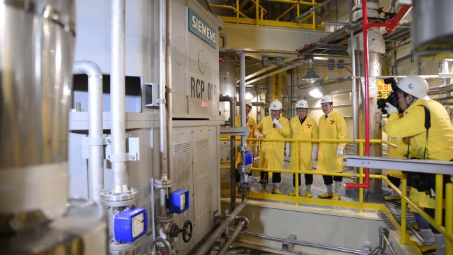 Trade, Industry and Energy Minister Yoon Sang-jick (second from left) conducts an on-site safety check at the 2nd unit of the Shin-Wolseong nuclear power plant in Gyeongju, North Gyeongsang Province, Monday. The event was held during a comprehensive seasonal safety check on the nation’s key energy-related facilities nationwide. (Park Hae-mook/The Korea Herald)