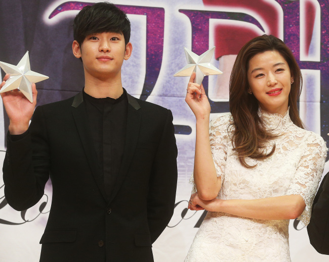 Kim Soo-hyun (left) and Jun Ji-hyun are protagonists of the recently-ended TV drama “My Love from the Star.” (Yonhap News)
