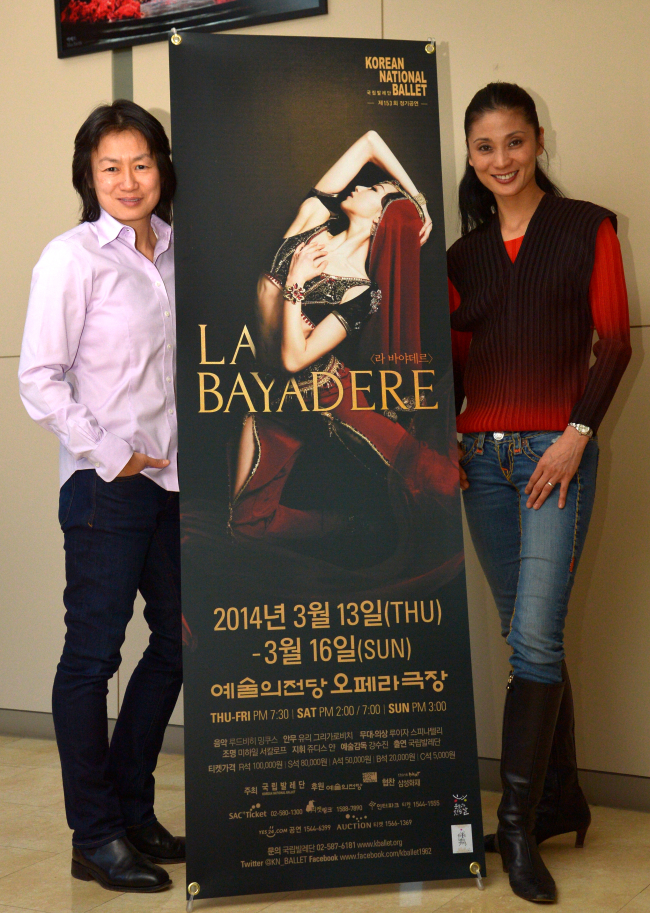 Kang Sue-jin (right), artistic director of the Korean National Ballet, poses with Judith Yan (left), artistic director of Guelph Symphony Orchestra at Seoul Arts Center in Seoul, Monday. (Yoon Byung-chan/The Korea Herald)