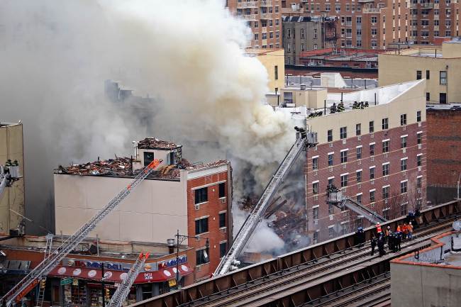 Firefighters from the Fire Department of New York respond to a five-alarm fire and building collapse at 1646 Park Ave in the Harlem neighborhood of Manhattan March 12, 2014 in New York City. (AFP-Yonhap)